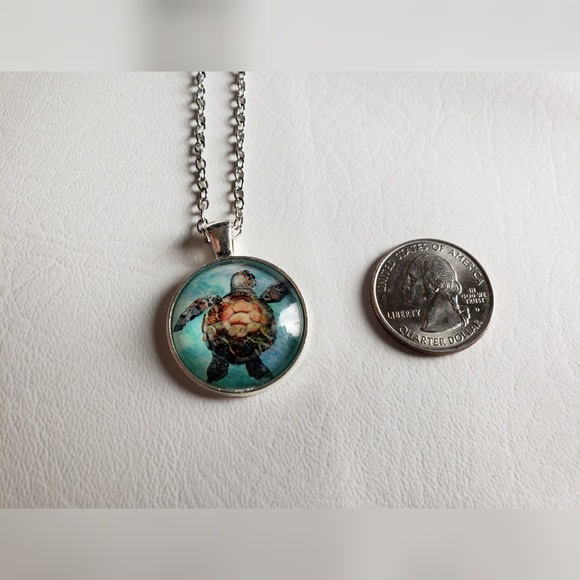 🐢 NEW Turtle Cabochon Necklace - Picture 3 of 5